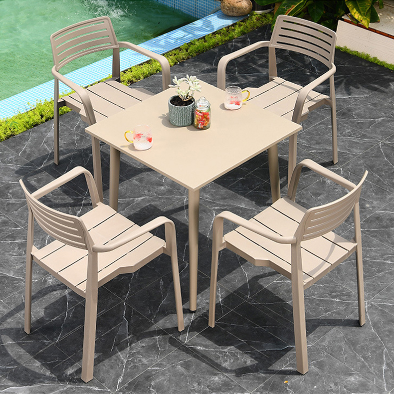 Table à manger et chaises de la terrasse de patio de loisirs