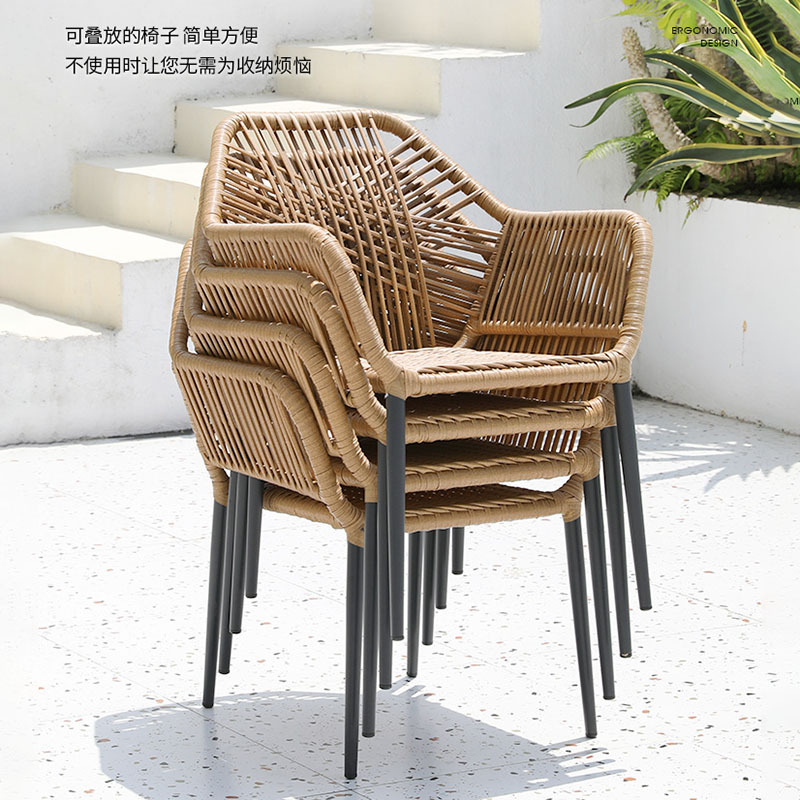 Table et chaises de rotin tissée de patio extérieur