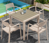 Table à manger et chaises de la terrasse de patio de loisirs