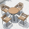 Table et chaises de rotin tissée de patio extérieur