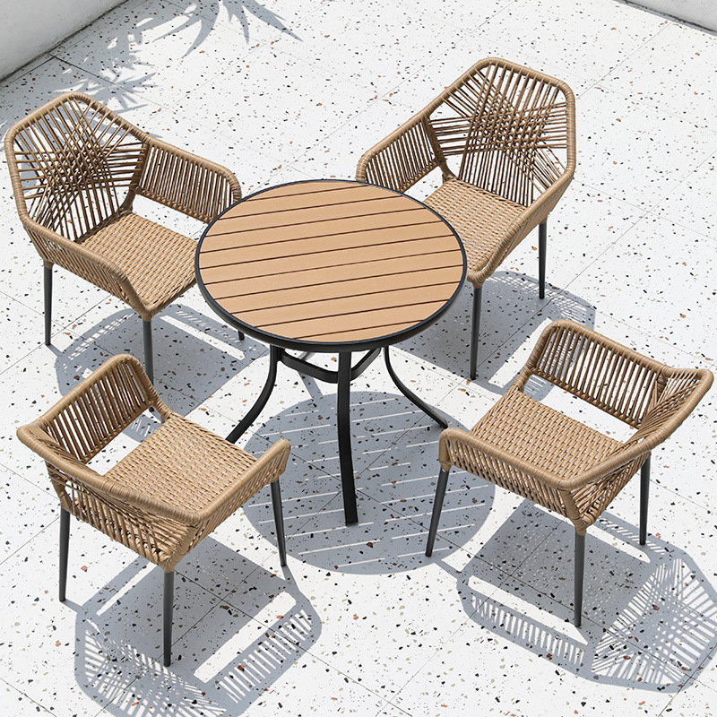 Table et chaises de rotin tissée de patio extérieur