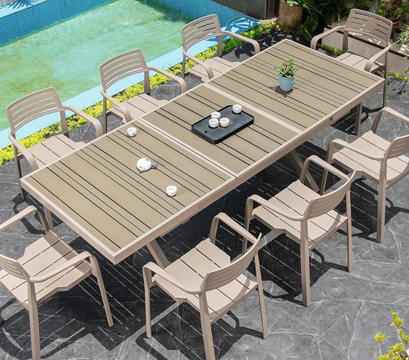 Table à manger et chaises de la terrasse de patio de loisirs
