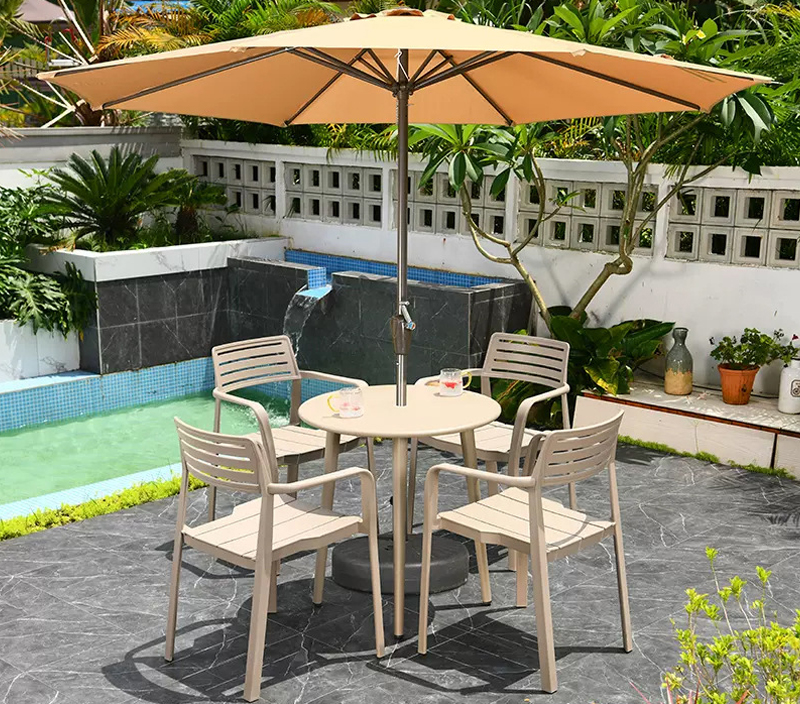 Table à manger et chaises de la terrasse de patio de loisirs