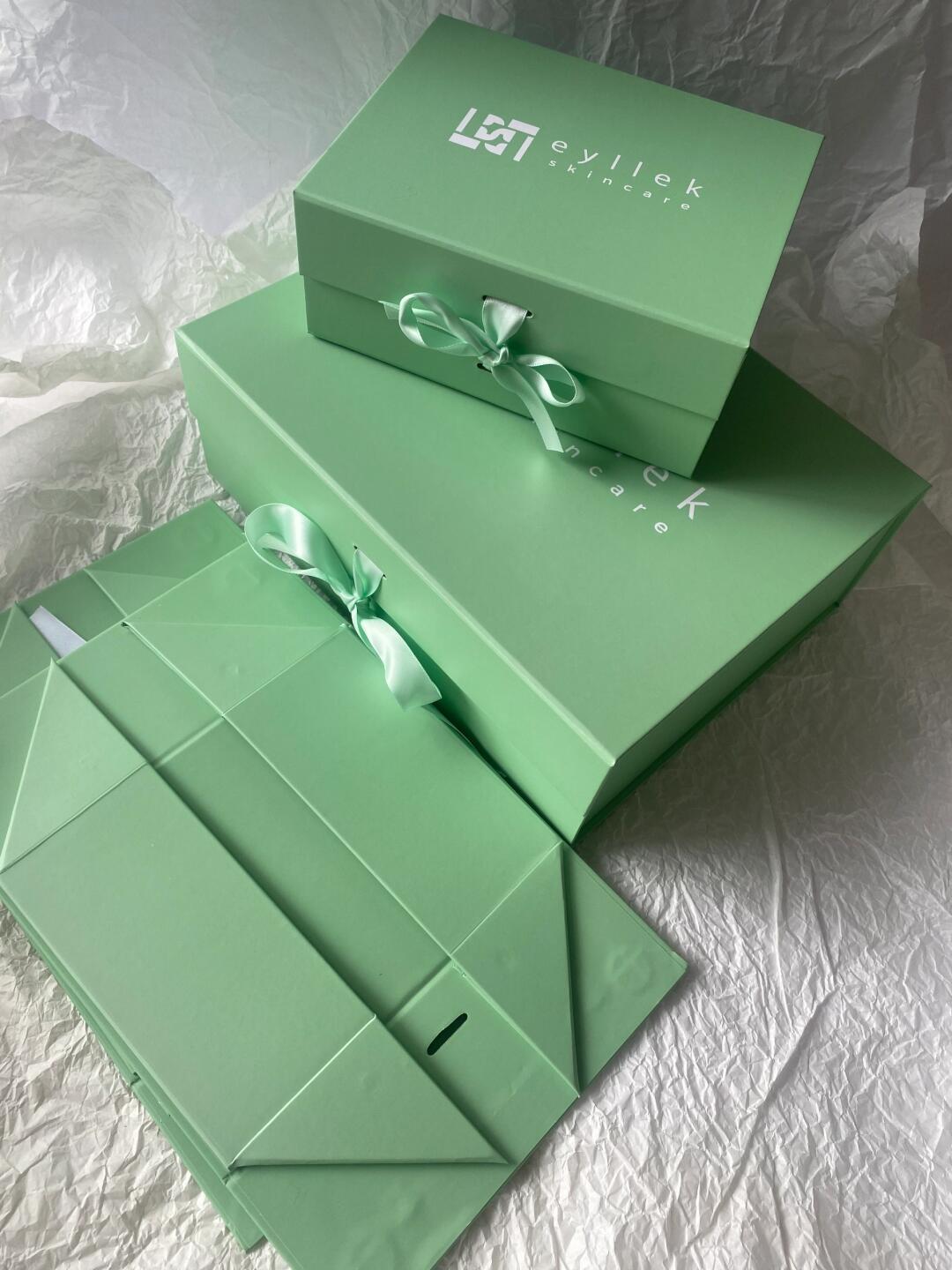 Boîte de pliage magnétique en papier d'art en couleur dorée personnalisée pour la journée cadeau de la Saint-Valentin