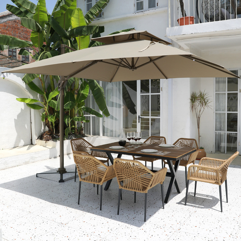 Table et chaises de rotin tissée de patio extérieur