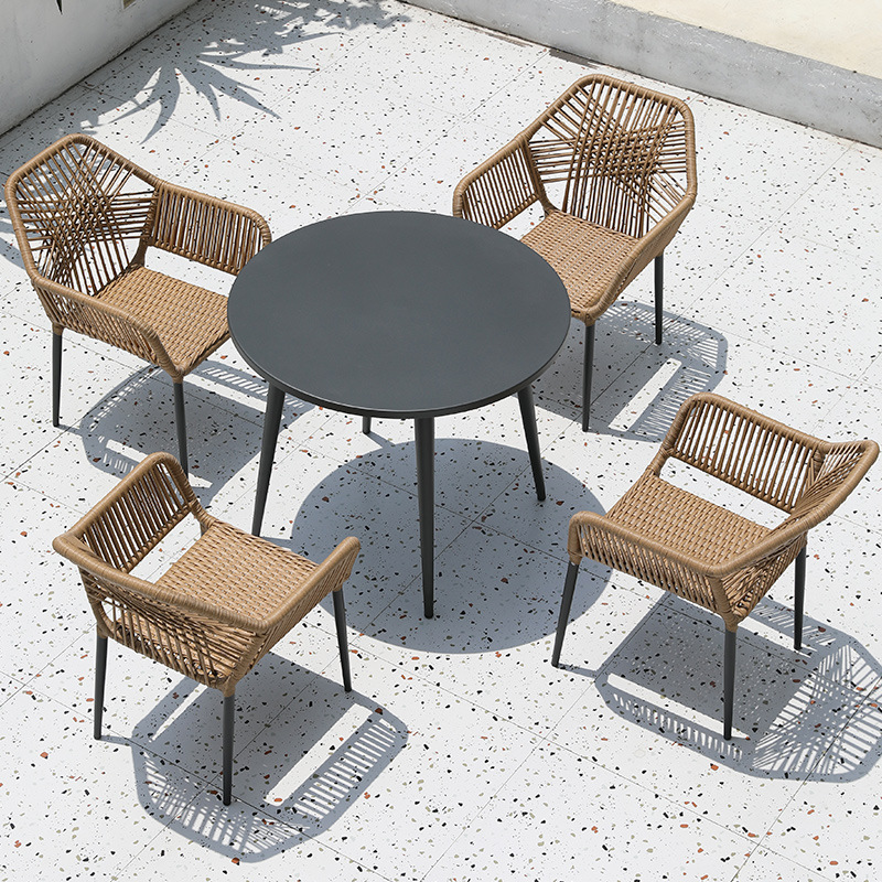 Table et chaises de rotin tissée de patio extérieur