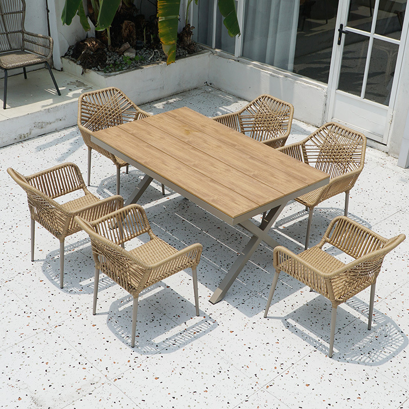 Table et chaises de rotin tissée de patio extérieur