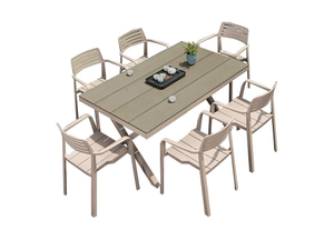 Table à manger et chaises de la terrasse de patio de loisirs