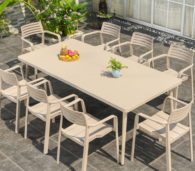 Table à manger et chaises de la terrasse de patio de loisirs
